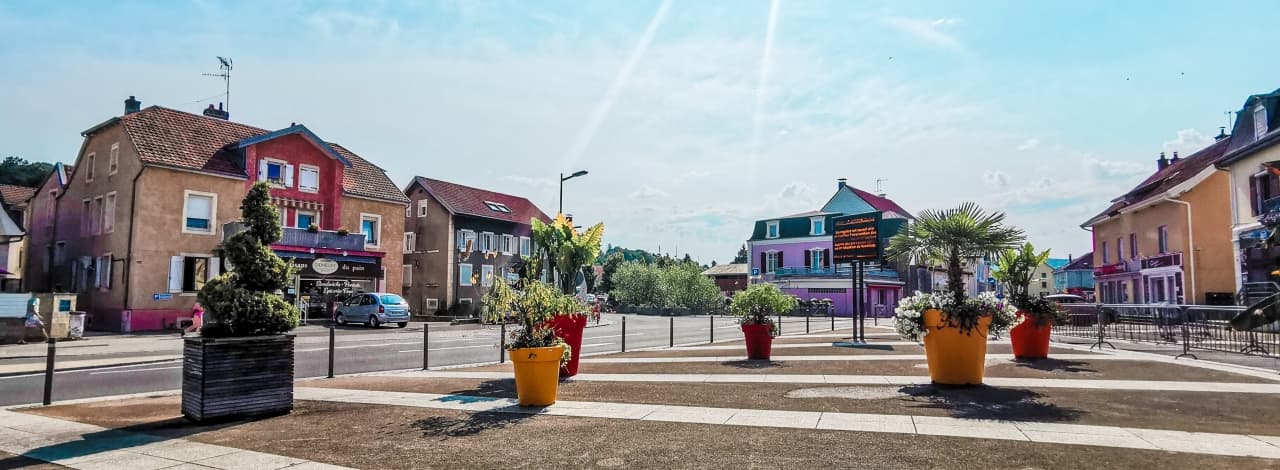 Place animée du centre-ville de Seloncourt et ses bacs fleuris