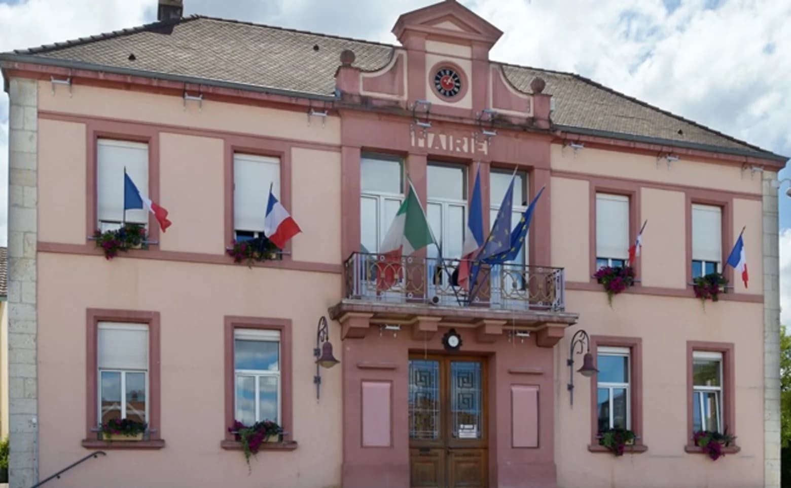 Façade de la mairie de Seloncourt, lieu du service état civil
