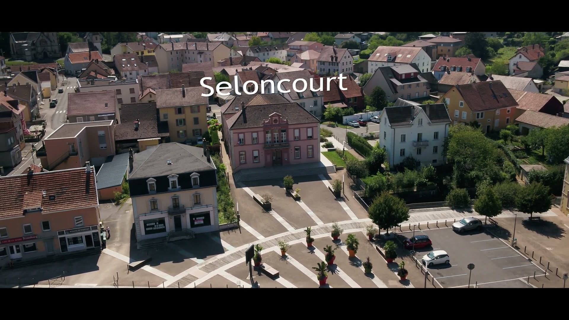 Vue aérienne de la place de la mairie de Seloncourt