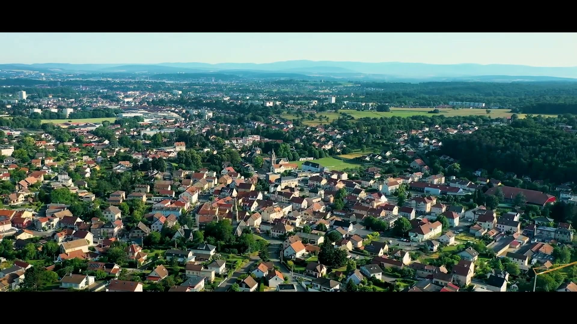 Panorama aérien de Seloncourt avec vue sur les montagnes