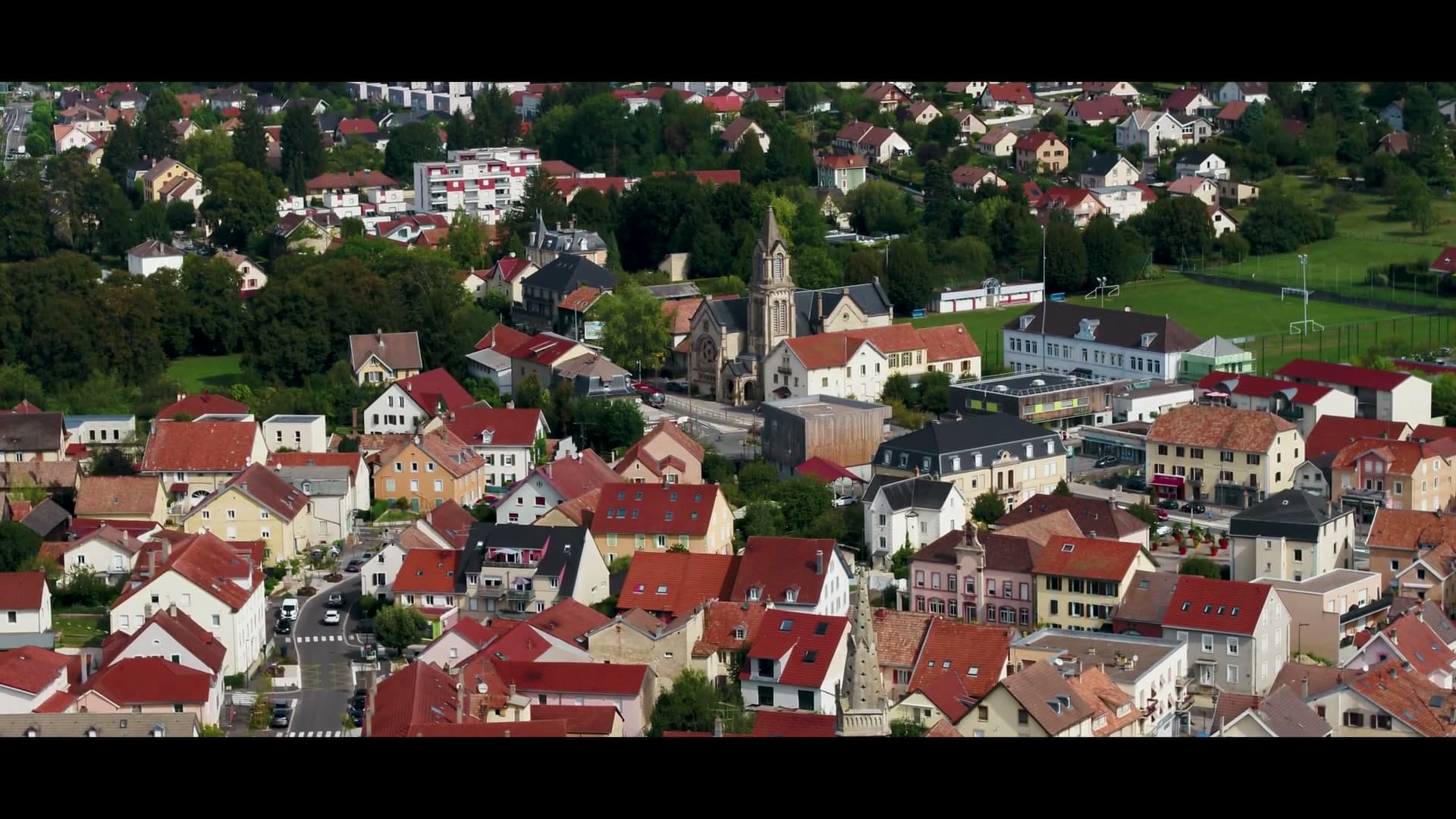 Vue aérienne du centre de Seloncourt et de son église