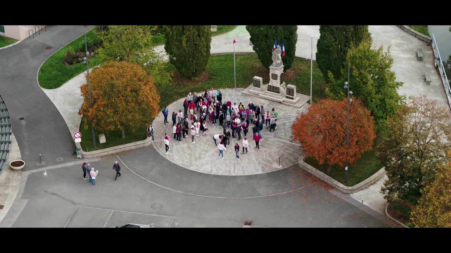 Rassemblement d'habitants de Seloncourt sur la place du monument, vue aérienne